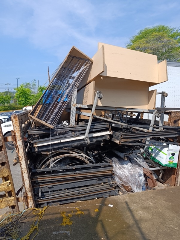 Carga de estructura y mobiliario metálico en el camión de recolección de Metalúrgica Frontier