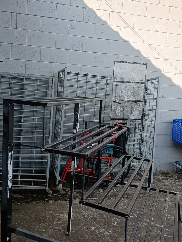 Racks metálicos y estructura de fierro clasificados en el patio de acopio