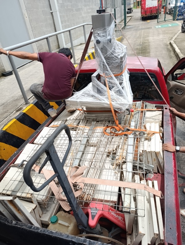 Estructura de racks metálicos apilada en la nave de almacenamiento