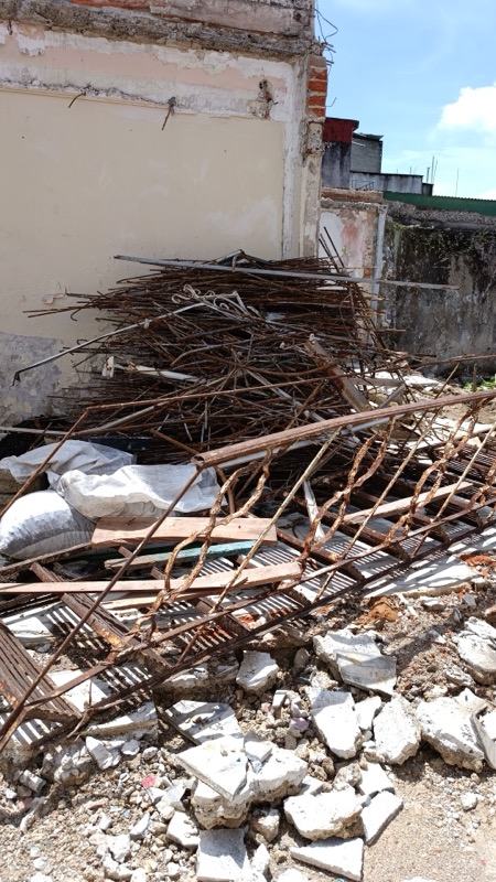Varilla de fierro recuperada de demolición, lista para pesaje y compra