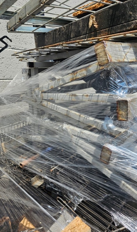 Material metálico embalado sobre tarimas de madera, listo para su traslado