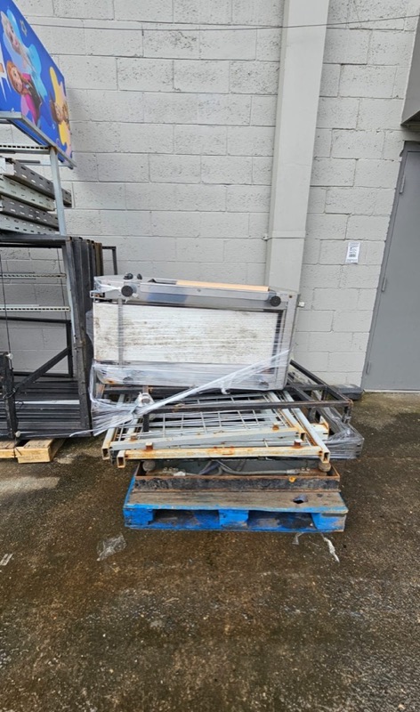 Gabinete industrial de acero inoxidable recuperado, con etiquetas de seguridad