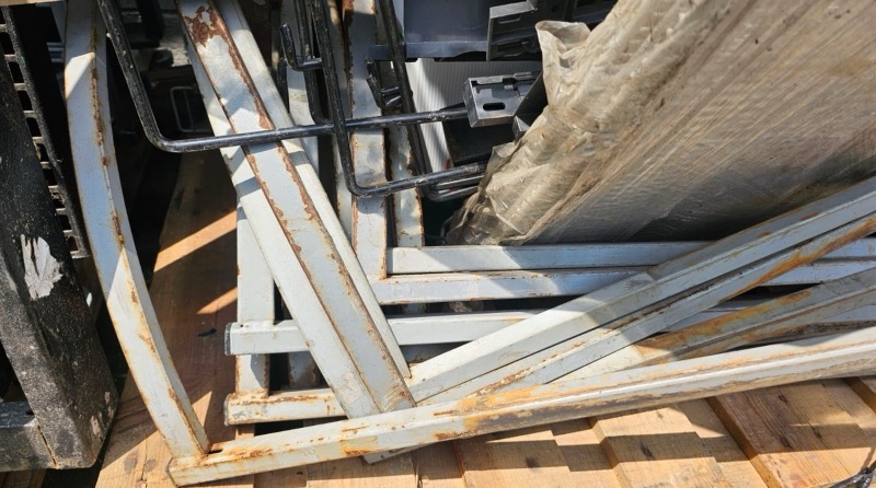 Estructura metálica pintada, recuperada y acopiada para su clasificación