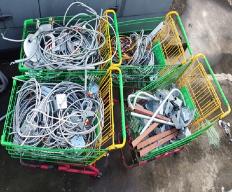Cableado y componentes electrónicos clasificados en contenedores para reciclaje
