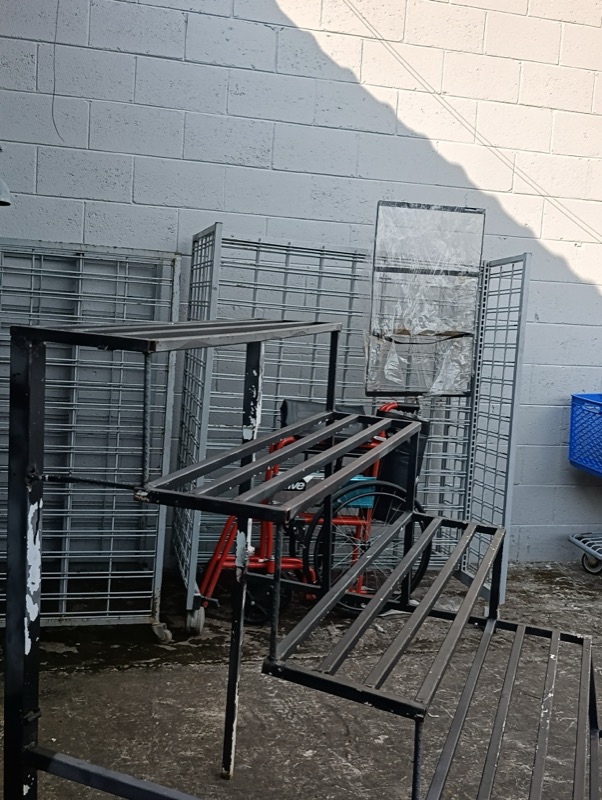 Racks y estructura de fierro clasificados en el patio de acopio